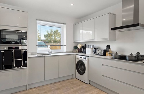 Sittingbourne House | 3 Bed House | Murston | Sleeps 7 | Free Parking | Contractors | Families