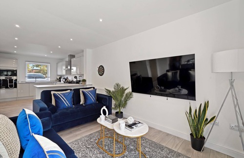 Sittingbourne House | 3 Bed House | Murston | Sleeps 7 | Free Parking | Contractors | Families