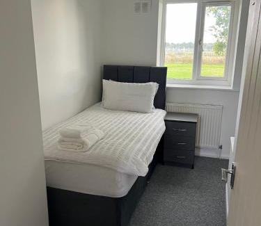 Broadheath House | 3 Bed house Near Manchester Airport