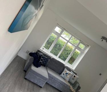 Broadheath House | 3 Bed house Near Manchester Airport