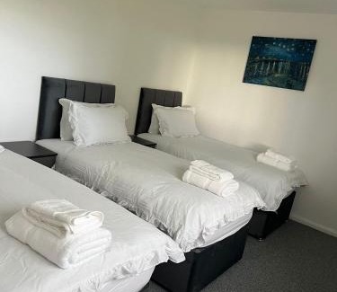 Broadheath House | 3 Bed house Near Manchester Airport