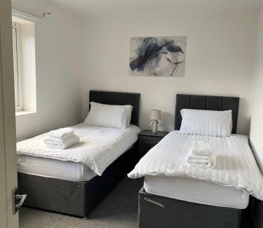 Broadheath House | 3 Bed house Near Manchester Airport