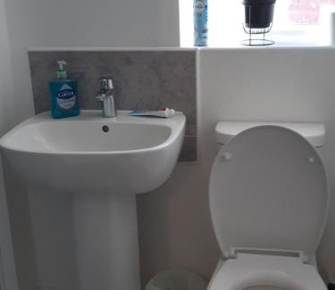 Rushden House | 3 Bed House - Sleeps 4 - Parking - Wifi