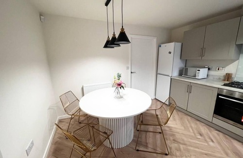 Bradford House | 3-Bed House, Sleeps 5, Free Parking
