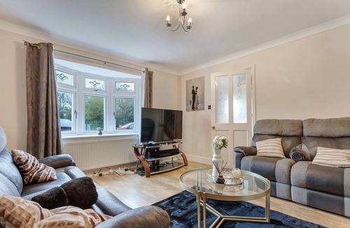 Basildon House | 3-Bed House, Sleeps 6, Free Parking,Wifi