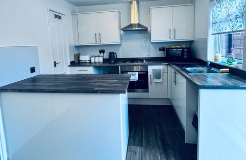 Newcastle-upon-Tyne House | 3 Bed House - Sleeps 8 - Pets - Parking - Wifi