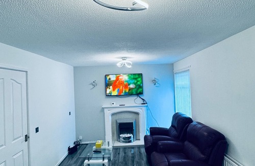 Newcastle-upon-Tyne House | 3 Bed House - Sleeps 8 - Pets - Parking - Wifi