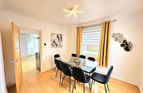Cramond Apartment | 3 Bed House with 6 Beds by Sensational Stay