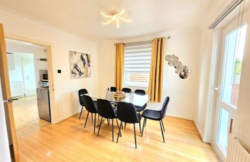 Cramond Apartment | 3 Bed House with 6 Beds by Sensational Stay