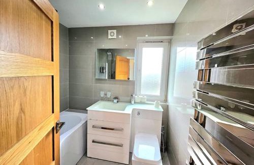 Cramond Apartment | 3 Bed House with 6 Beds by Sensational Stay