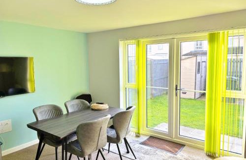 Longcroft House | 3 bed house with parking near airport