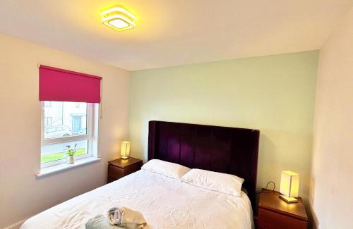 Longcroft House | 3 bed house with parking near airport