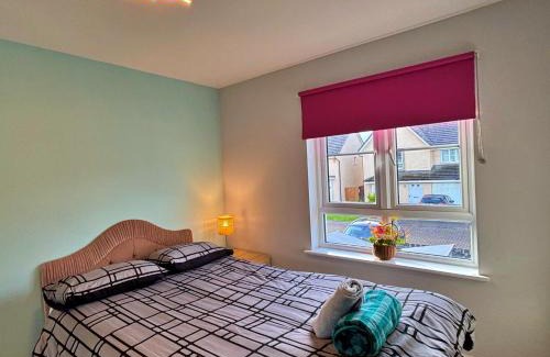 Longcroft House | 3 bed house with parking near airport