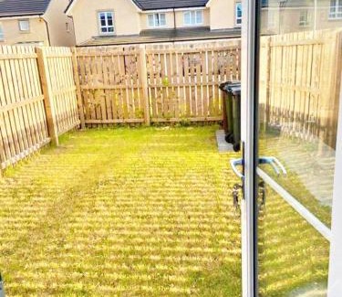 Longcroft House | 3 bed house with parking near airport