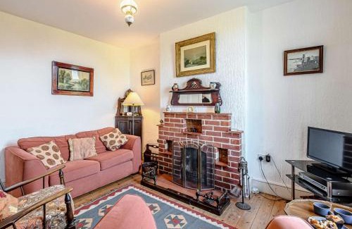 Thornham House | 3 Bed in Thornham KT022