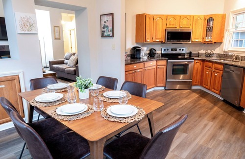 Cary House | 3 Bed, Jaccuzzi, Kids Essentials, Walk to Restaurant, Keurig, Grill,Ofiice,Crib,