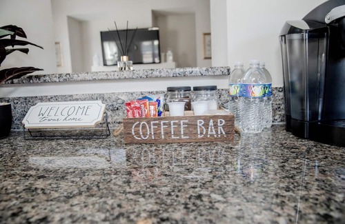 Cary House | 3 Bed, Jaccuzzi, Kids Essentials, Walk to Restaurant, Keurig, Grill,Ofiice,Crib,