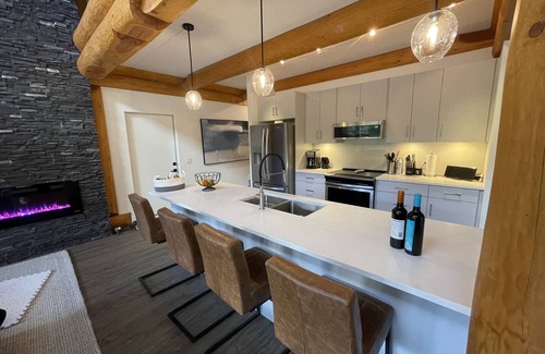 Central Okanagan Cabin | 3 Bed Luxury Chalet on the Lake w/Hot-tub - Kelowna