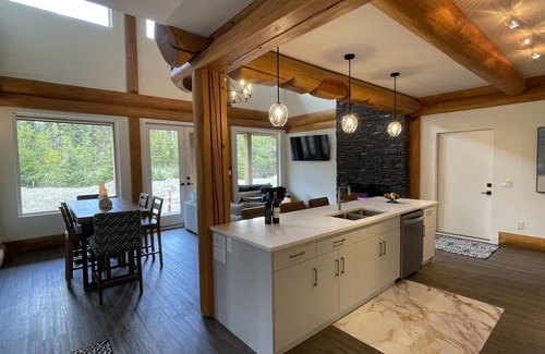 Central Okanagan Cabin | 3 Bed Luxury Chalet on the Lake w/Hot-tub - Kelowna