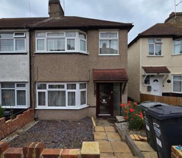 Dartford Apartment | 3 Bed Pet Friendly Home, With BBQ