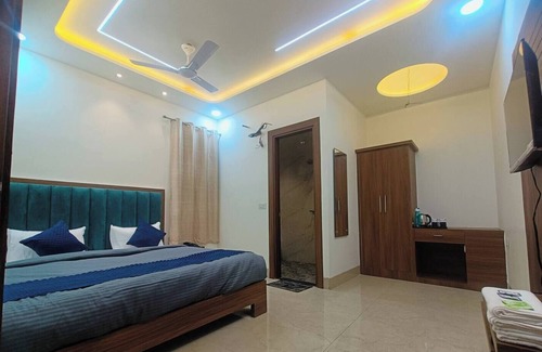 Agra Bed & Breakfast | 3 Bed Rooms Stay for 9 Guest
