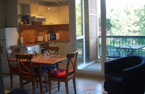 Aigues-Mortes Medieval City Apartment | 3 BED SECURE APARTMENT OVERLOOKING CANAL AND 5 MINUTE WALK TO MEDIEVAL CASTLE