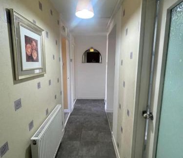 Ellemford Apartment | 3 Bed Serviced Accommodation with Free Parking & Tram Stop, 10 minutes from Airport and Center