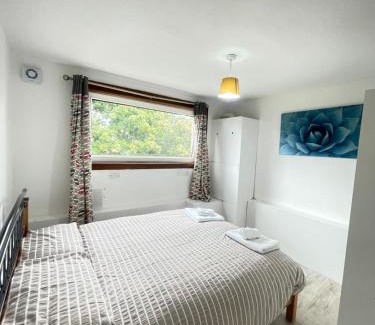 Ellemford Apartment | 3 Bed Serviced Accommodation with Free Parking & Tram Stop, 10 minutes from Airport and Center