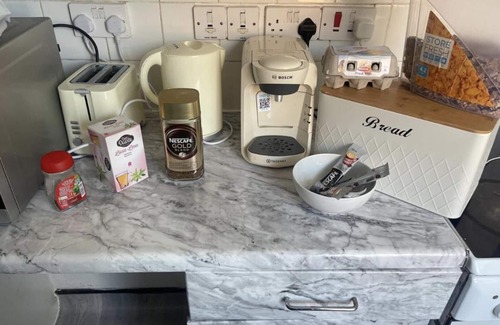 Welsh Harp Apartment | 3 Bed, Sleeps 5, Wifi, Free Parking