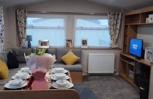 Great Yarmouth Cabin | 3 Bed, Sleeps 8 Caravan, California Cliffs Park