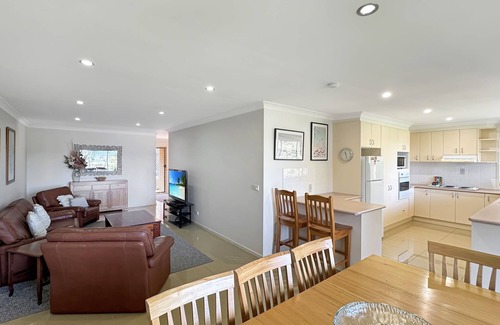 North Batemans Bay Apartment | 3 Bed Unit Amongst the Treetops in Batemans Bay