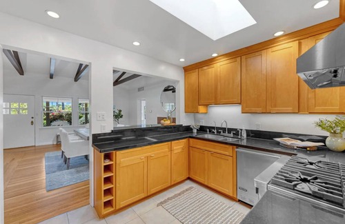 Upper East House | 3 Bedrm Garden Home Theatre Arts District - Walk!