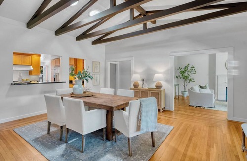 Upper East House | 3 Bedrm Garden Home Theatre Arts District - Walk!