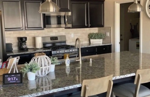 Raisin House | 3 Bedroom 2 Bath Home. Clean, Comfortable and Cozy in a Safe Neighborhood.