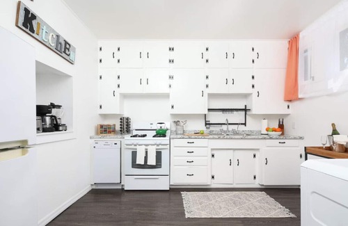 Golden Hill House | 3 Bedroom 2 Bath House with Parking - 10 Guests