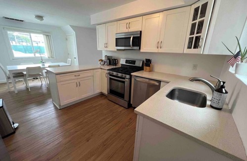 Queens House | 3-bedroom & 2-bath house near Beach with 2 car parking