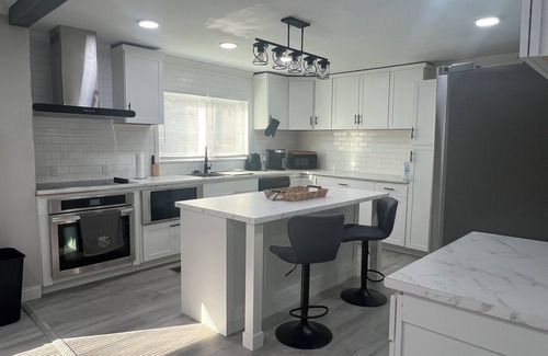 Bruce House | 3-bedroom 2 bath nice deck every convenience of home 30 minutes from Oxford
