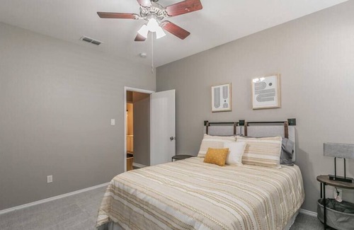 Roanoke House | 3 Bedroom 2 Bath Professionally Hosted