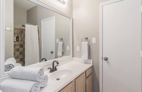 Roanoke House | 3 Bedroom 2 Bath Professionally Hosted
