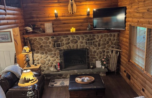 Old Forge House | 3 Bedroom, 2 Bath Secluded Old Forge Log Cabin