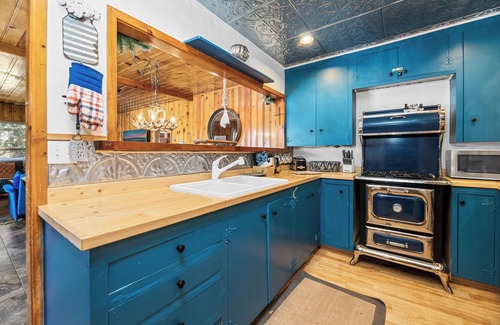 Patton Cabin | 3-bedroom & 2 Bath cozy cabin in Big Bear, hiking trails next to Boulder Bay