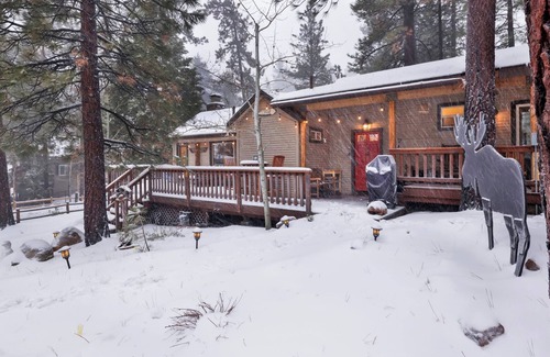Patton Cabin | 3-bedroom & 2 Bath cozy cabin in Big Bear, hiking trails next to Boulder Bay