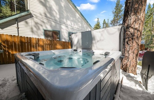 Patton Cabin | 3-bedroom & 2 Bath cozy cabin in Big Bear, hiking trails next to Boulder Bay