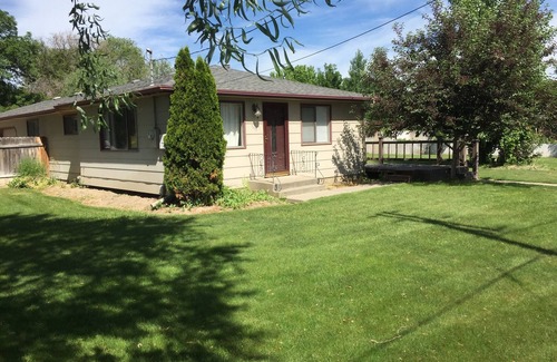 Billings House | 3 Bedroom 2 Bath W/2 car garage next to DanWalt Gardens