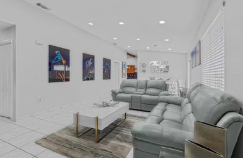 Kendall West House | 3 Bedroom 2 Bath with Pool in Miami