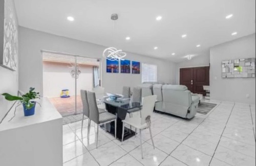 Kendall West House | 3 Bedroom 2 Bath with Pool in Miami