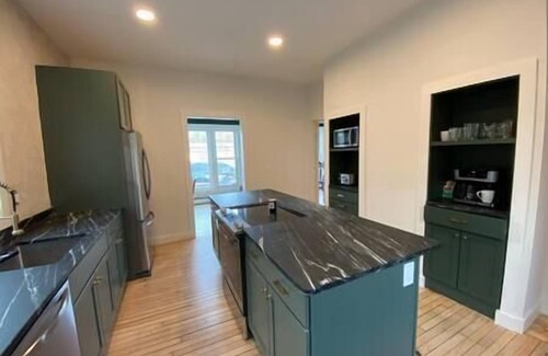 Alton House | 3 bedroom , 2 bath with views of the Lake