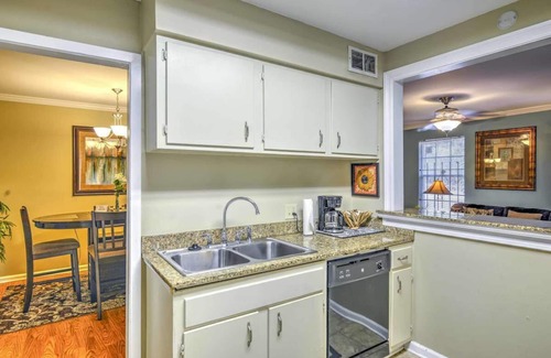 Shenandoah House | 3 Bedroom 2 Bathroom Comfortable Furnished Home 4585 SouthPark Dr.