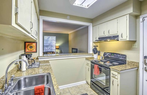 Shenandoah House | 3 Bedroom 2 Bathroom Comfortable Furnished Home 4585 SouthPark Dr.