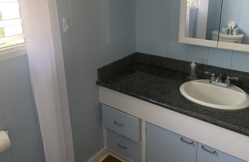 Coconut Grove House | 3 bedroom 2 bathroom single family home in Kailua Beach Town